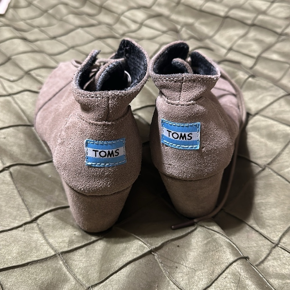 Toms Wedge Heel Lace Up Round Toe Suede Aztec lined Booties - Picture 2 of 5